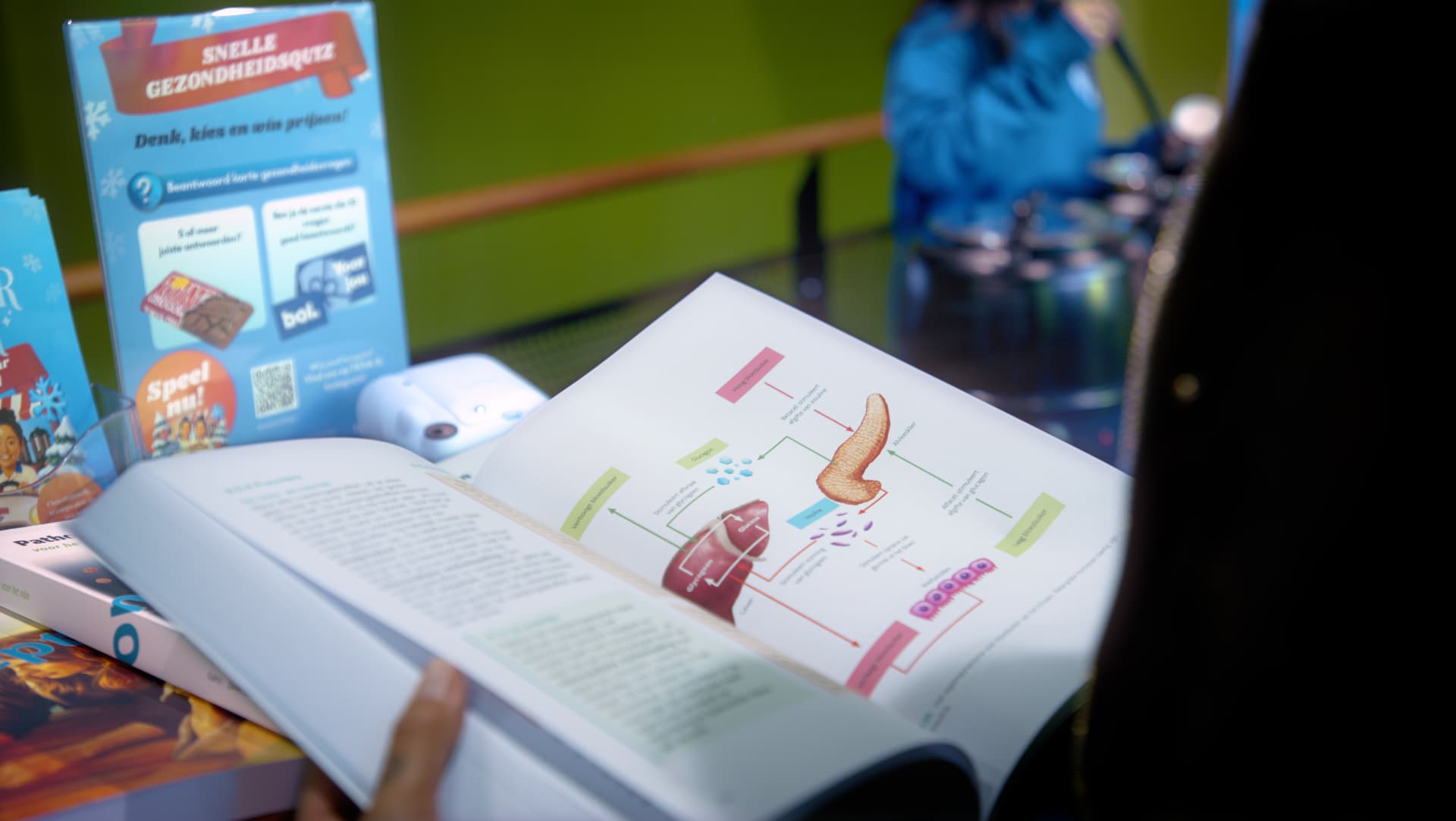 Student bladert door een ExpertCollege-boek naast de snelle gezondheidsquiz