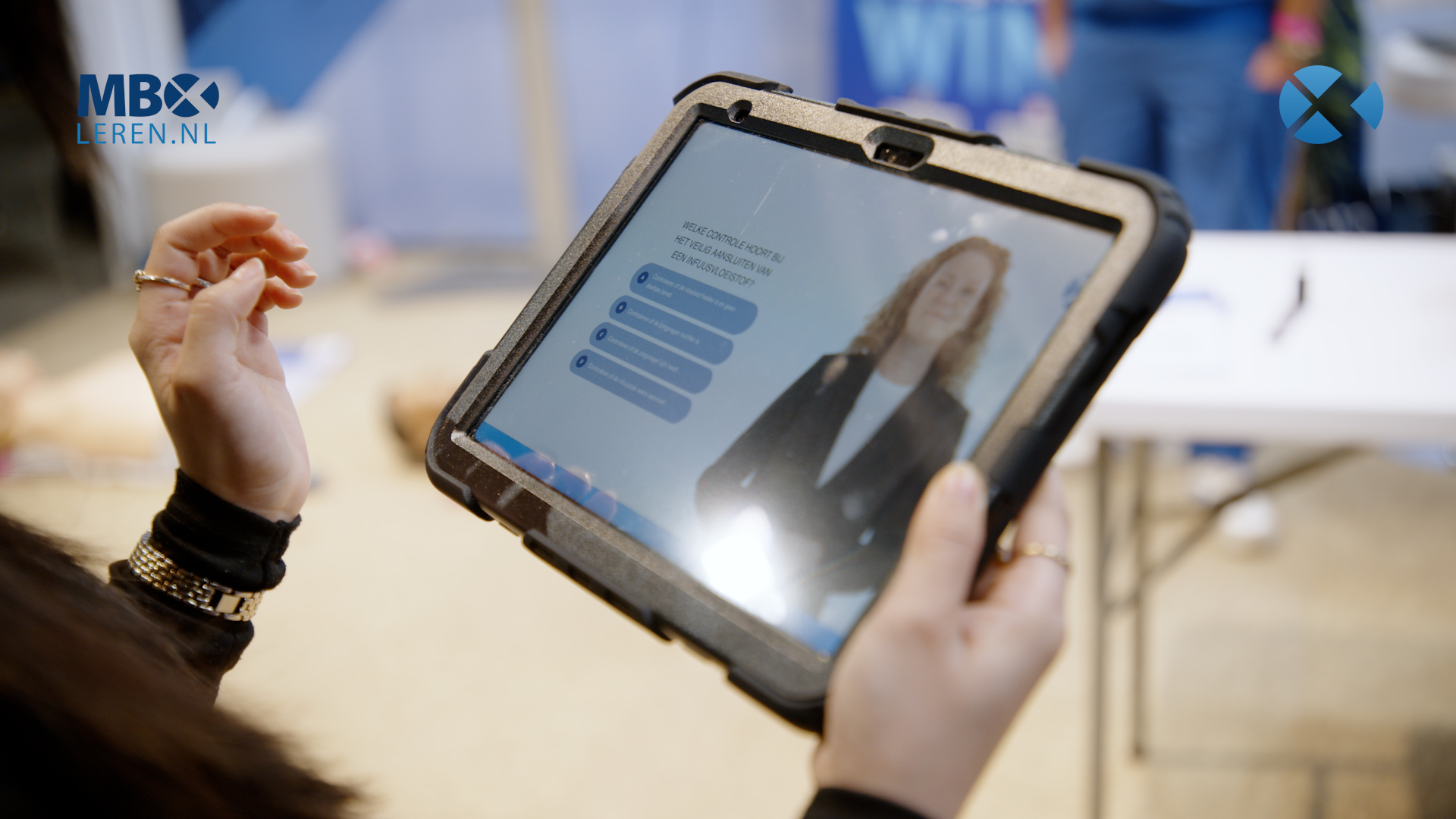Bezoeker beantwoordt een vraag in de ExpertCollege-app op een tablet