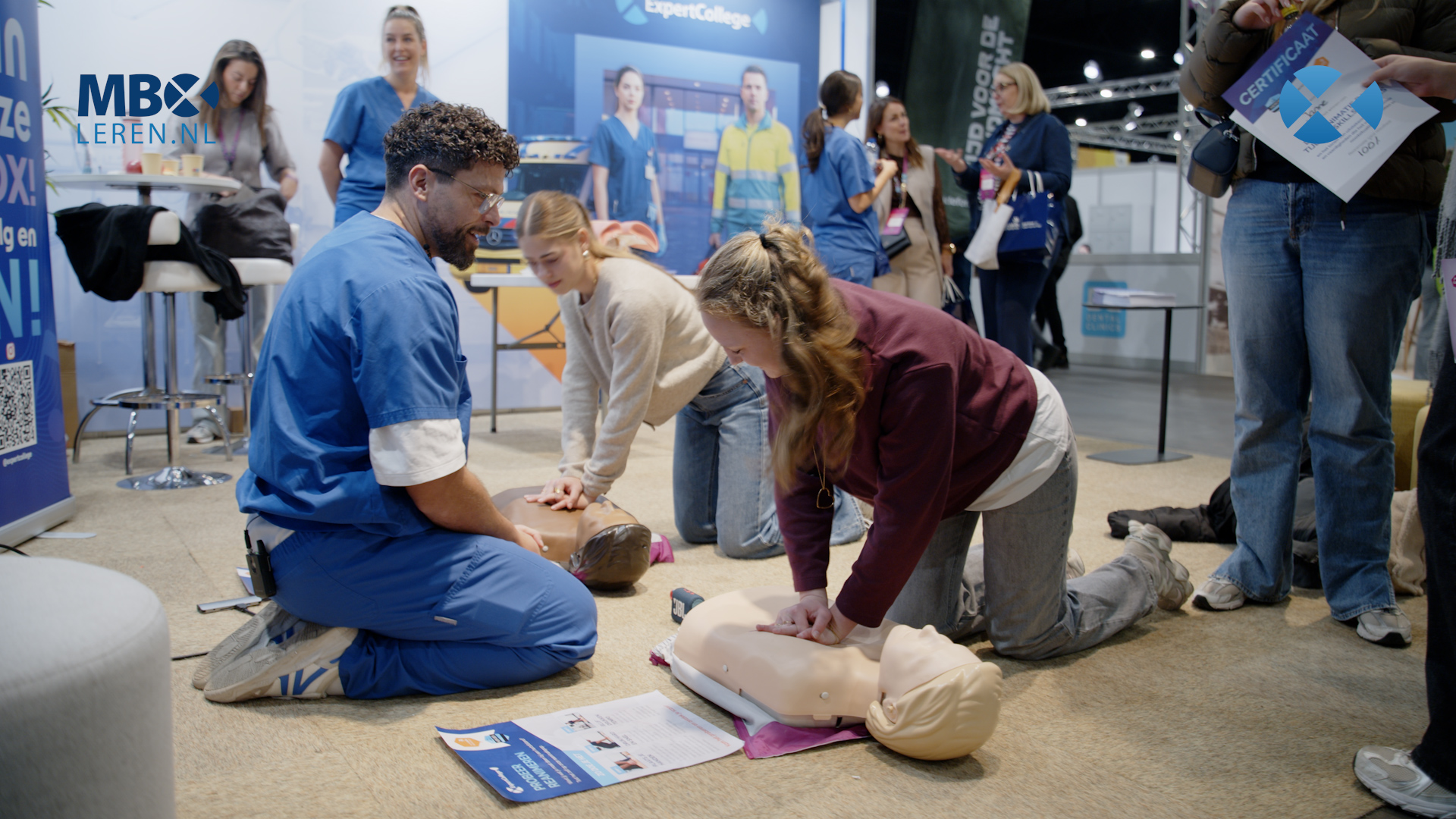Deelnemers oefenen reanimatie op de ExpertCollege-stand tijdens Skills Heroes
